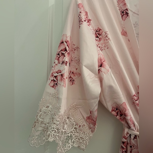 le rose pink satin robe - Picture 5 of 7